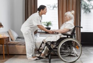 enfermera atendiendo a una persona mayor